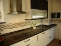 idefonso matanza_cocina-blanca-marron-encimera-silestone