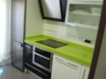 Ildefonso Matanza_cocina-formica-blanca-negra-encimera-silestone-verde