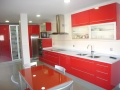 cocina-lacada-roja-encimera-silestone