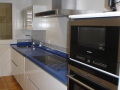 blanco-brillo-con-gola-encimera-silestone-azul