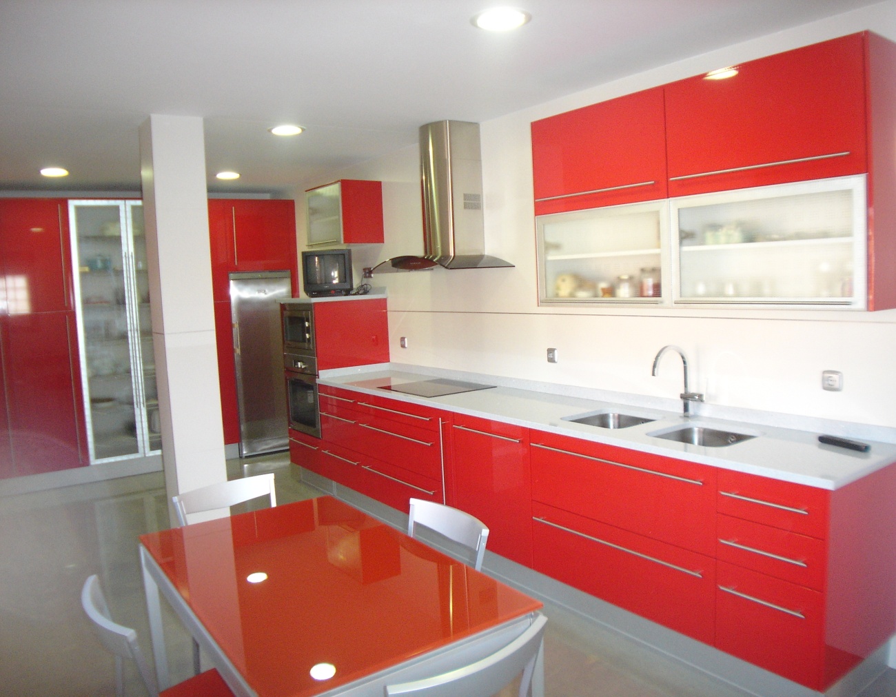 Cocina Lacada Roja Encimera Silestone Ildefonso Matanza
